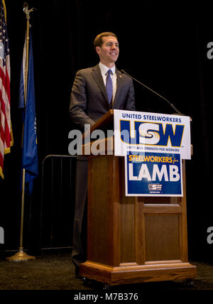 Pittsburgh, Pennsylvania, USA. 09Mar, 2018. CONOR AGNELLO, candidato democratico per il Congresso da Pennsylvania del XVIII distretto, parla a di ottenere-fuori--voto rally detenute dal Regno dei lavoratori in acciaio. La speciale elezione è Martedì, Marzo 13. Credito: Brian Cahn/ZUMA filo/Alamy Live News Foto Stock