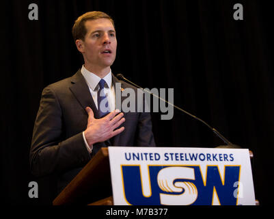 Pittsburgh, Pennsylvania, USA. 09Mar, 2018. CONOR AGNELLO, candidato democratico per il Congresso da Pennsylvania del XVIII distretto, parla a di ottenere-fuori--voto rally detenute dal Regno dei lavoratori in acciaio. La speciale elezione è Martedì, Marzo 13. Credito: Brian Cahn/ZUMA filo/Alamy Live News Foto Stock