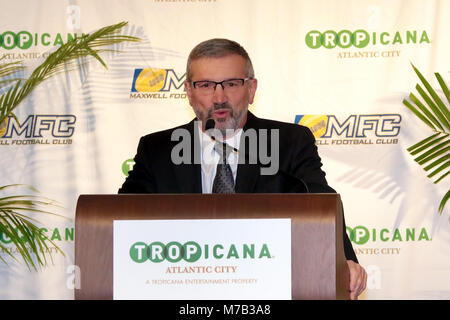 Atlantic City, NJ, Stati Uniti d'America. 9 Mar, 2018. Tony Rodio, Presidente e CEO di Tropicana Atlantic City accoglie favorevolmente i vincitori del premio e i supporti per il Maxwell Football Club di Gala per conferenza stampa Venerdì 9 Marzo 2018 presso il Tropicana Atlantic City, NJ Credito: Donald Kravitz/ZUMA filo/Alamy Live News Foto Stock