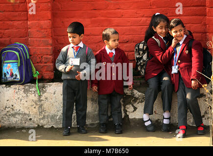 Srinagar, Jammu e Kashmir in India. Decimo Mar, 2018. I bambini di attendere per il gruppo la mattina del primo giorno di scuola in Srinagar la capitale estiva di Indiano Kashmir amministrato il 10 marzo 2018.Le scuole di tutto il Kashmir ha riaperto dopo essere rimasto chiuso per più di due mesi di pausa invernale. Credito: Faisal Khan/ZUMA filo/Alamy Live News Foto Stock