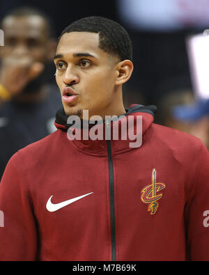 Los Angeles, CA, Stati Uniti d'America. 9 Mar, 2018. Cleveland Cavaliers guard Giordania Clarkson (8) durante il pregame di Cleveland Cavaliers vs Los Angeles Clippers a Staples Center il 9 marzo 2018. (Foto di Jevone Moore) Credito: csm/Alamy Live News Foto Stock