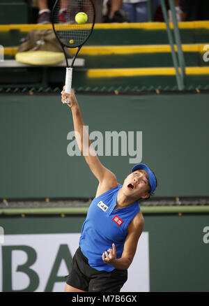 Los Angeles, California, USA. 9 Mar, 2018. Shuai Zhang di Cina, nelle azioni contro Sofia Kenin di USA, durante una seconda -rotondo corrispondono al BNP Paribas Open Tennis Tournament Venerdì 9 Marzo, 2018, in Indian Wells, California. Zhang ha vinto 6-2, 6-3. Credito: Ringo Chiu/ZUMA filo/Alamy Live News Foto Stock