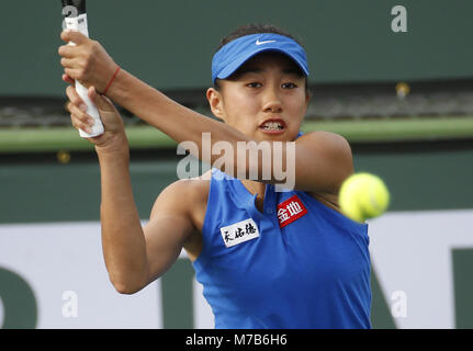 Los Angeles, California, USA. 9 Mar, 2018. Shuai Zhang di Cina, nelle azioni contro Sofia Kenin di USA, durante una seconda -rotondo corrispondono al BNP Paribas Open Tennis Tournament Venerdì 9 Marzo, 2018, in Indian Wells, California. Zhang ha vinto 6-2, 6-3. Credito: Ringo Chiu/ZUMA filo/Alamy Live News Foto Stock