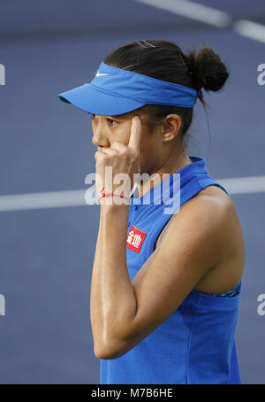 Los Angeles, California, USA. 9 Mar, 2018. Shuai Zhang di Cina, nelle azioni contro Sofia Kenin di USA, durante una seconda -rotondo corrispondono al BNP Paribas Open Tennis Tournament Venerdì 9 Marzo, 2018, in Indian Wells, California. Zhang ha vinto 6-2, 6-3. Credito: Ringo Chiu/ZUMA filo/Alamy Live News Foto Stock