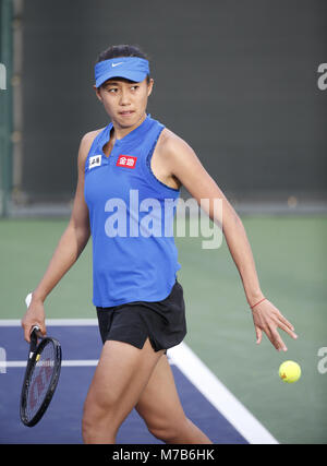 Los Angeles, California, USA. 9 Mar, 2018. Shuai Zhang di Cina, nelle azioni contro Sofia Kenin di USA, durante una seconda -rotondo corrispondono al BNP Paribas Open Tennis Tournament Venerdì 9 Marzo, 2018, in Indian Wells, California. Zhang ha vinto 6-2, 6-3. Credito: Ringo Chiu/ZUMA filo/Alamy Live News Foto Stock
