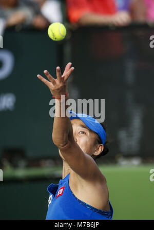 Los Angeles, California, USA. 9 Mar, 2018. Shuai Zhang di Cina, nelle azioni contro Sofia Kenin di USA, durante una seconda -rotondo corrispondono al BNP Paribas Open Tennis Tournament Venerdì 9 Marzo, 2018, in Indian Wells, California. Zhang ha vinto 6-2, 6-3. Credito: Ringo Chiu/ZUMA filo/Alamy Live News Foto Stock