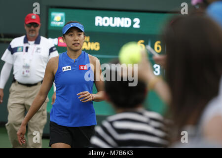 Los Angeles, California, USA. 9 Mar, 2018. Shuai Zhang di Cina, nelle azioni contro Sofia Kenin di USA, durante una seconda -rotondo corrispondono al BNP Paribas Open Tennis Tournament Venerdì 9 Marzo, 2018, in Indian Wells, California. Zhang ha vinto 6-2, 6-3. Credito: Ringo Chiu/ZUMA filo/Alamy Live News Foto Stock