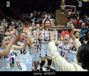 Albuquerque, Nuovo Messico, Stati Uniti d'America. 9 Mar, 2018. Portales' capi squadra verso la coppa del campionato dopo aver battuto Moriarty 50-39 nel loro campionato 4un gioco in fossa. Credito: Jim Thompson/Albuquerque ufficiale/ZUMA filo/Alamy Live News Foto Stock