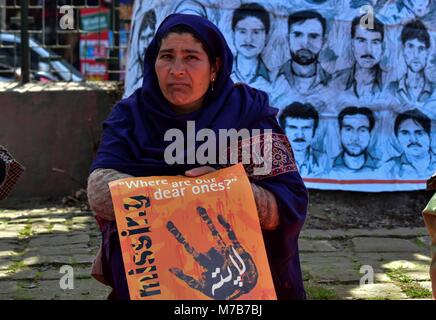 Srinagar, India. Decimo Mar, 2018. Un parente di una gioventù mancanti assiste ad una manifestazione organizzata dalla Associazione dei Genitori di Persone scomparse (APDP) a Srinagar, Indiano Kashmir amministrato. Membri della APDP riuniti per la loro dimostrazione mensile e ha chiesto la creazione di una commissione indipendente per indagare sulle sparizioni nella regione. Credito: Saqib Majeed SOPA/images/ZUMA filo/Alamy Live News Foto Stock