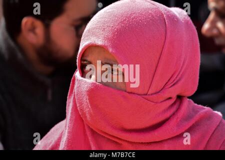 Srinagar, India. Decimo Mar, 2018. Un parente di una gioventù mancanti assiste ad una manifestazione organizzata dalla Associazione dei Genitori di Persone scomparse (APDP) a Srinagar, Indiano Kashmir amministrato. Membri della APDP riuniti per la loro dimostrazione mensile e ha chiesto la creazione di una commissione indipendente per indagare sulle sparizioni nella regione. Credito: Saqib Majeed SOPA/images/ZUMA filo/Alamy Live News Foto Stock