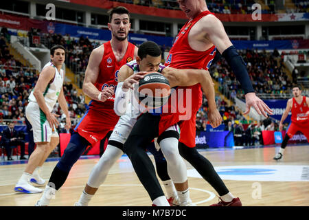 Mosca, Russia. 9 Mar, 2018. Ray McCallum, #3 di Unicaja Malaga tenta di ottenere per il CSKA difensori Leo Westermann e Andrey Vorontsevich durante la Turkish Airlines EuroLeague Round 25 match tra CSKA Mosca e Unicaja Malaga a Megasport Arena. Credito: Nicholas Muller/SOPA Immagini/ZUMA filo/Alamy Live News Foto Stock