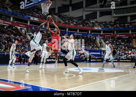 Mosca, Russia. 9 Mar, 2018. Kyle Hines, #42 del CSKA Mosca in azione durante la Turkish Airlines EuroLeague Round 25 match tra CSKA Mosca e Unicaja Malaga a Megasport Arena. Credito: Nicholas Muller/SOPA Immagini/ZUMA filo/Alamy Live News Foto Stock