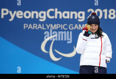 Pyeongchang, Corea del Sud. Decimo Mar, 2018. Il 10 marzo 2018, Corea del Sud, Pyeongchang: Marie Bochet di Francia con la sua medaglia d oro dopo che il comitato permanente delle piste per lo sci di fondo evento. Foto: Karl-Josef Hildenbrand/dpa Credito: dpa picture alliance/Alamy Live News Foto Stock