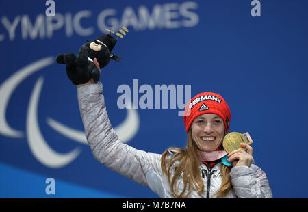 Pyeongchang, Corea del Sud. Decimo Mar, 2018. Il 10 marzo 2018, Corea del Sud, Pyeongchang: Anna Schaffelhuber della Germania con la sua medaglia d oro dopo la seduta lo sci di discesa evento. Foto: Karl-Josef Hildenbrand/dpa Credito: dpa picture alliance/Alamy Live News Foto Stock
