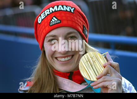 Pyeongchang, Corea del Sud. Decimo Mar, 2018. Il 10 marzo 2018, Corea del Sud, Pyeongchang: Anna Schaffelhuber della Germania con la sua medaglia d oro dopo la seduta lo sci di discesa evento. Foto: Karl-Josef Hildenbrand/dpa Credito: dpa picture alliance/Alamy Live News Foto Stock