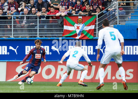 Eibar, Spagna. Decimo Mar, 2018. (8) Takashi Inui la durante la spagnola La Liga partita di calcio tra S.D Eibar e Real Madrid C.F, a Ipurua Stadium, in Eibar, Spagna settentrionale, Sabato, Marzo, 10, 2018. Credito: Gtres Información más Comuniación on line, S.L./Alamy Live News Foto Stock