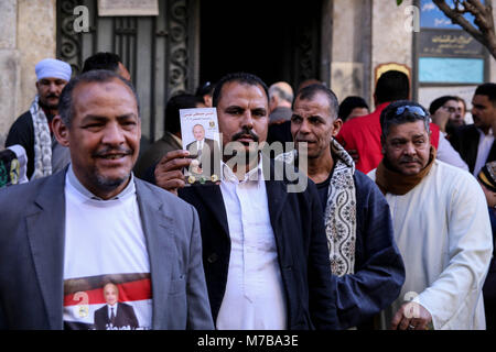 Il Cairo, Egitto. Decimo Mar, 2018. Le persone prendono parte ad un comizio elettorale a sostegno egiziano candidato presidenziale e leader del Partito El-Ghad Moussa Mostafa Moussa ha di fronte il partito della sede al Cairo, Egitto, 10 marzo 2018. Moussa è in esecuzione per il presidente durante le elezioni che si terranno tra il 26 e 28 marzo 2018, contro incombente del presidente egiziano Abdelfattah al-Sisi, chi cerca un secondo mandato. Credito: Samer Abdallah/dpa/Alamy Live News Foto Stock