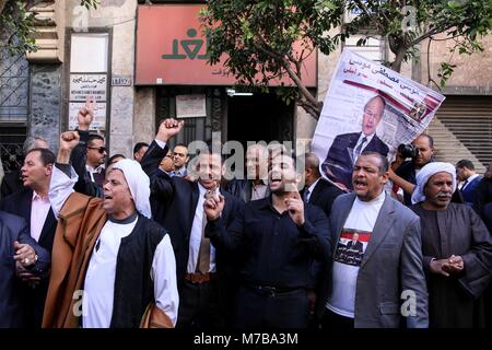 Il Cairo, Egitto. Decimo Mar, 2018. Le persone prendono parte ad un comizio elettorale a sostegno egiziano candidato presidenziale e leader del Partito El-Ghad Moussa Mostafa Moussa ha di fronte il partito della sede al Cairo, Egitto, 10 marzo 2018. Moussa è in esecuzione per il presidente durante le elezioni che si terranno tra il 26 e 28 marzo 2018, contro incombente del presidente egiziano Abdelfattah al-Sisi, chi cerca un secondo mandato. Credito: Samer Abdallah/dpa/Alamy Live News Foto Stock