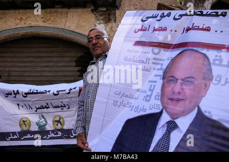 Il Cairo, Egitto. Decimo Mar, 2018. Un uomo detiene un poster egiziano di candidato presidenziale e leader del Partito El-Ghad Moussa Mostafa Moussa durante un rally di fronte il partito della sede al Cairo, Egitto, 10 marzo 2018. Moussa è in esecuzione per il presidente durante le elezioni che si terranno tra il 26 e 28 marzo 2018, contro incombente del presidente egiziano Abdelfattah al-Sisi, chi cerca un secondo mandato. Credito: Samer Abdallah/dpa/Alamy Live News Foto Stock