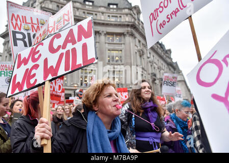 Londra, Regno Unito. Il 10 marzo 2018. Migliaia di donne prendono parte all'annuale di milioni di donne luogo marzo e rally, a piedi da Oxford Street a Trafalgar Square per protestare contro la violenza degli uomini contro le donne. Credito: Stephen Chung / Alamy Live News Foto Stock