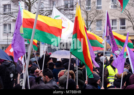 Il 10 marzo 2018, Germania, Kiel: i manifestanti portano bandiere curda come essi marzo contro la recente turco offensiva militare in curdo-held regione Afrin in Siria. Foto: Frank Molter/dpa Foto Stock