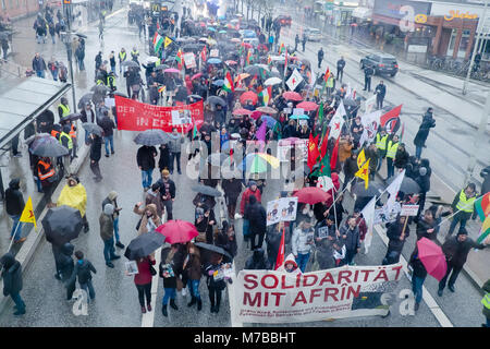 Il 10 marzo 2018, Germania, Kiel: contestatori marzo contro i Turchi offensiva militare in curdo-held regione Afrin in Siria. Foto: Frank Molter/dpa Foto Stock