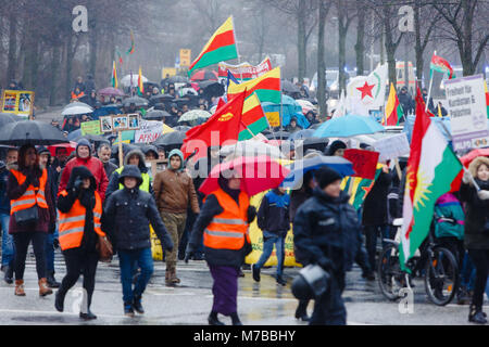 Il 10 marzo 2018, Germania, Kiel: contestatori marzo contro i Turchi offensiva militare in curdo-held regione Afrin in Siria. Foto: Frank Molter/dpa Foto Stock