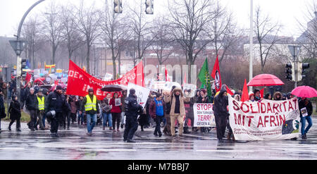 Dpatop - 10 marzo 2018, Germania, Kiel: contestatori marzo contro i Turchi offensiva militare in curdo-held regione Afrin in Siria. Foto: Frank Molter/dpa Foto Stock