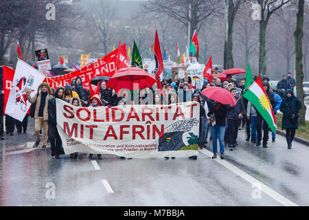 Il 10 marzo 2018, Germania, Kiel: i manifestanti portano bandiere curda come essi marzo contro la recente turco offensiva militare in curdo-held regione Afrin in Siria. Il banner legge 'Solidarität mit Afrin' (lit. "Solidarietà con Afrin'). Foto: Frank Molter/dpa Foto Stock