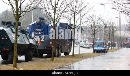 Il 10 marzo 2018, Germania, Kiel: le forze di polizia hanno parcheggiato acqua-cannoni nei pressi di una dimostrazione contro un turco offensiva militare in curdo-held regione Afrin in Siria. Foto: Frank Molter/dpa Foto Stock