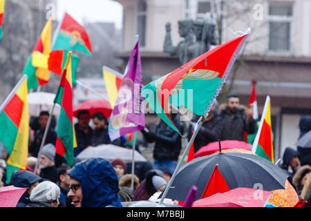 Il 10 marzo 2018, Germania, Kiel: i manifestanti portano bandiere curda come essi marzo contro la recente turco offensiva militare in curdo-held regione Afrin in Siria. Foto: Frank Molter/dpa Foto Stock