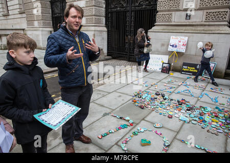 Londra, Regno Unito. 10 marzo, 2018. Richard Radcliffe, marito di Nazanin Zaghari-Ratcliffe, indirizzi di amici e famiglia di campagna per la sua liberazione da parte delle autorità iraniane ad una pittura di pietra evento al di fuori del Foreign and Commonwealth Office per contrassegnare la Festa della mamma e tre mesi dal Segretario di Stato per gli affari esteri Boris Johnson il viaggio in Iran e la promessa di "non lasciare nulla di intentato". La pittura è tra Nazanin e figlia Gabriella più amati passatempi nel carcere di Evin in Iran. Nazanin Zaghari-Ratcliffe è stato imprigionato per 707 giorni. Credito: Mark Kerrison/Alamy Live News Foto Stock