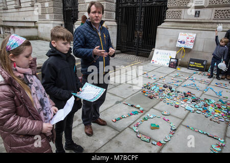 Londra, Regno Unito. 10 marzo, 2018. Richard Radcliffe, marito di Nazanin Zaghari-Ratcliffe, indirizzi di amici e famiglia di campagna per la sua liberazione da parte delle autorità iraniane ad una pittura di pietra evento al di fuori del Foreign and Commonwealth Office per contrassegnare la Festa della mamma e tre mesi dal Segretario di Stato per gli affari esteri Boris Johnson il viaggio in Iran e la promessa di "non lasciare nulla di intentato". La pittura è tra Nazanin e figlia Gabriella più amati passatempi nel carcere di Evin in Iran. Nazanin Zaghari-Ratcliffe è stato imprigionato per 707 giorni. Credito: Mark Kerrison/Alamy Live News Foto Stock