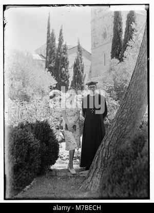 Il Vescovo e la sig.ra Stewart nel loro giardino a San Giorgio matpc LOC.00502 Foto Stock