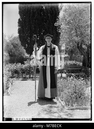 Il Vescovo e la sig.ra Stewart nel loro giardino a San Giorgio matpc LOC.00504 Foto Stock