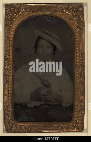 Un ritratto di un civile nero con una pistola Colt Army, con un anello rosa e dreadlocks. L'immagine cattura l'individuo in un momento di riflessione personale. Foto Stock