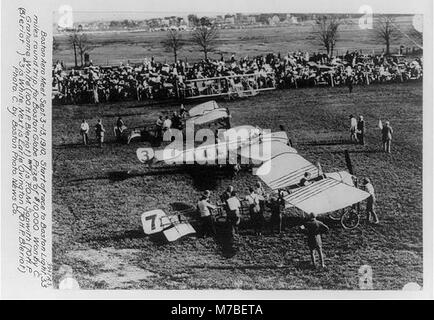 Il Boston Aero Meet, tenutosi dal 3 al 13 settembre 1910, fu un evento significativo nella storia dell'aviazione. L'immagine cattura l'inizio di una delle gare, segnando una pietra miliare nelle prime gare di aviazione. Foto Stock
