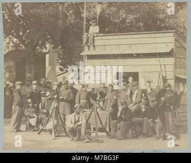 Questa fotografia mostra la compagnia di ingegneri della 12th New York State Militia a Camp Anderson nel 1861, prima del loro coinvolgimento nella guerra civile americana. Foto Stock
