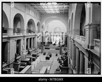 Il Cairo e distretto, Egitto. Il Museo Egizio. Interior mostrando estremità sud della sala principale, guardando verso la principale entrata matpc LOC.03158 Foto Stock