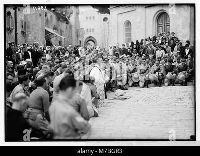 Questa fotografia cattura la processione del venerdì Santo sulla via dolorosa a Gerusalemme durante il periodo pasquale del 1941, evidenziando un evento religioso chiave. Foto Stock