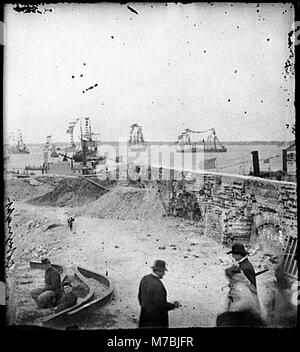Questa fotografia cattura lo squadrone federale a Charleston, Carolina del Sud, adornato con bandiere per l'anniversario della resa del maggiore Robert Anderson nel 1861, visto da Fort Sumter. Foto Stock