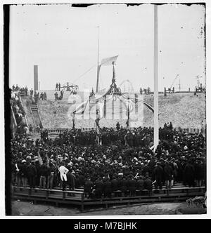 L'immagine raffigura la cerimonia di innalzamento della bandiera a Fort Sumter a Charleston, Carolina del Sud, con i generali Robert Anderson e Quincy A. Gillmore che si preparano ad alzare la bandiera. Questo evento segna un momento significativo nella storia della guerra civile americana. Foto Stock