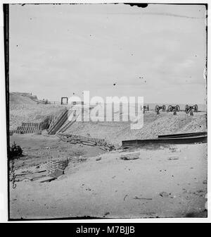 Charleston, Carolina del Sud. Vista interna di Fort Sumter in occasione del sollevamento della vecchia bandiera. (Quattro cannoni sul parapetto) cwpb LOC.02456 Foto Stock