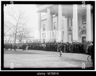 Questa fotografia storica mostra una folla riunita fuori dalla Casa Bianca, probabilmente per un evento politico o un'occasione nazionale, che illustra l'impegno del pubblico con il processo politico all'inizio del XX secolo. Foto Stock