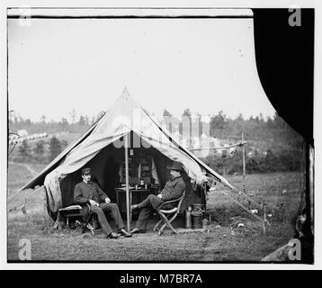Fotografia del dottor Charles K. Irwin della 72a fanteria di New York durante la guerra civile americana, in piedi di fronte a una tenda. Foto Stock