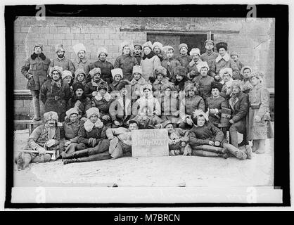 Una fotografia di un gruppo di soldati cecoslovacchi-slavi di stanza in Siberia, probabilmente durante la prima guerra mondiale o le sue conseguenze. L'immagine raffigura il loro coinvolgimento militare in questa regione lontana. Foto Stock