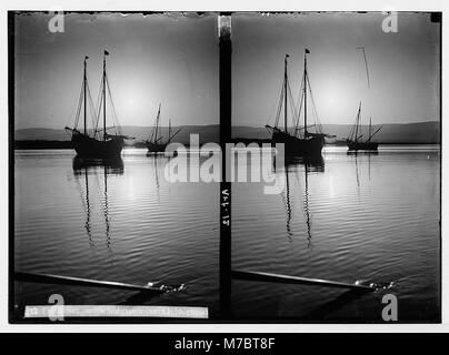 Questa splendida fotografia cattura la vista del Mar morto dalla riva, con l'alba sul Monte Nebo in lontananza. Mette in risalto la bellezza naturale e il significato storico della regione. Foto Stock
