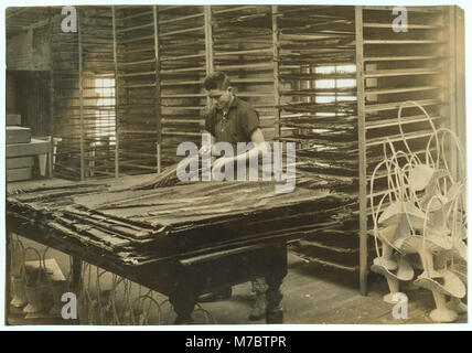 15-anno vecchio ragazzo di smistamento foglie di Cycas, Boston alimentazione floreali Co., 347-357 Cambridge Street. Ha detto di essere l'unica fabbrica di fiori in Massachusetts. LOC nclc.05195 Foto Stock