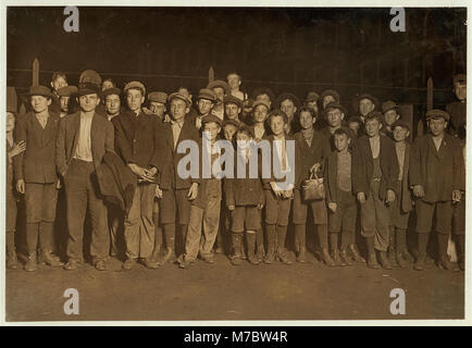 6-00 P.M. Torcia elettrica la foto di una parte della forza di andare a casa. Sibley Mfg. Co. Augusta, Ga. Alcuni dei ragazzi più piccolo di detto Stato in un mulino da uno a più anni). Gen 15, 1909. LOC nclc.01644 Foto Stock