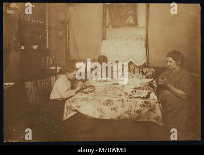 Una scena notturna (foto di 9-00 P.M.) fiore facendo. Famiglia di Maria Bezzola, 212 Sullivan San, N.Y. George (10 anni) e Levia (9 anni) di lavoro 9-00 fino a sera quando il lavoro è correre. LOC nclc.04141 Foto Stock